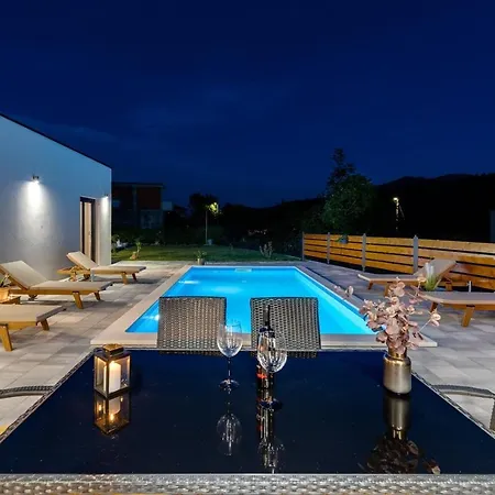 Vila Mir With Private Pool, 3 Bedrooms, 7km From Sandy