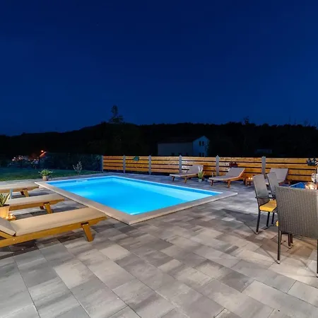 Vila Mir With Private Pool, 3 Bedrooms, 7km From Sandy *