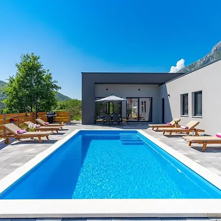 Villa New! Mir With Private Pool, 3 Bedrooms, 7km From Sandy *
