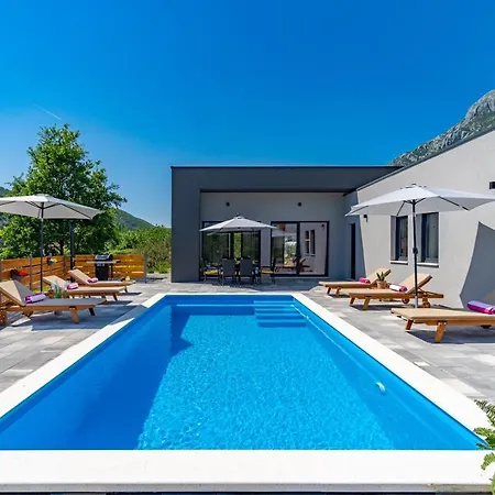 Mir With Private Pool, 3 Bedrooms, 7km From Sandy *