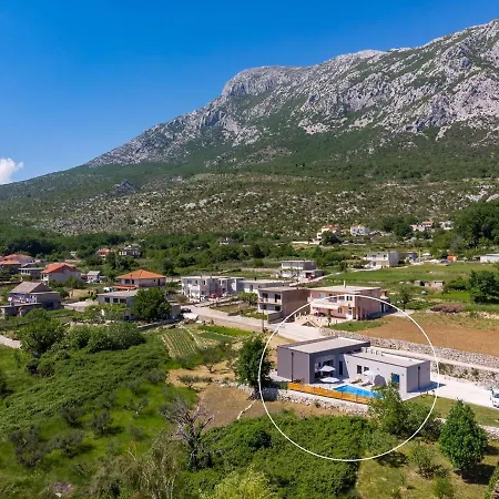 New! Mir With Private Pool, 3 Bedrooms, 7km From Sandy Villa *