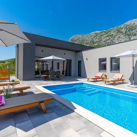 New! Mir With Private Pool, 3 Bedrooms, 7km From Sandy Gata