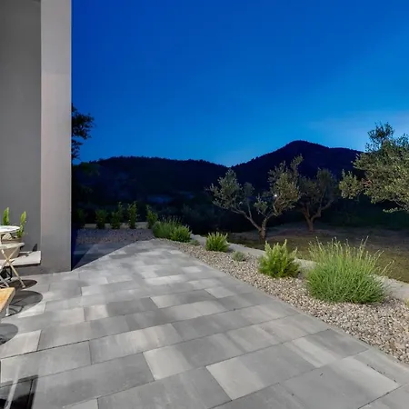 New! Mir With Private Pool, 3 Bedrooms, 7km From Sandy * Gata