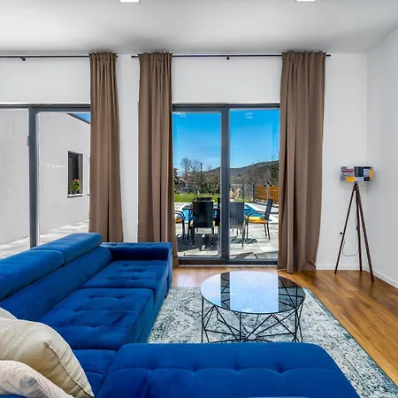 New! Mir With Private Pool, 3 Bedrooms, 7km From Sandy Villa *