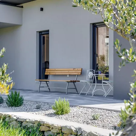 New! Mir With Private Pool, 3 Bedrooms, 7km From Sandy Villa *