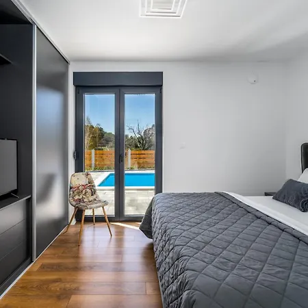 Villa New! Mir With Private Pool, 3 Bedrooms, 7km From Sandy *